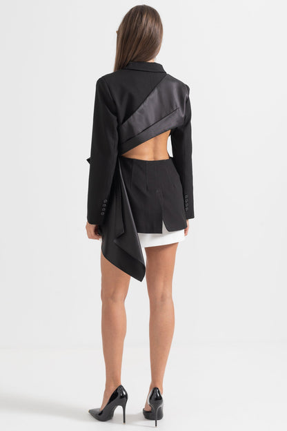 Blazer Assimétrico Exquisito Com Corte nas Costas - Preto
