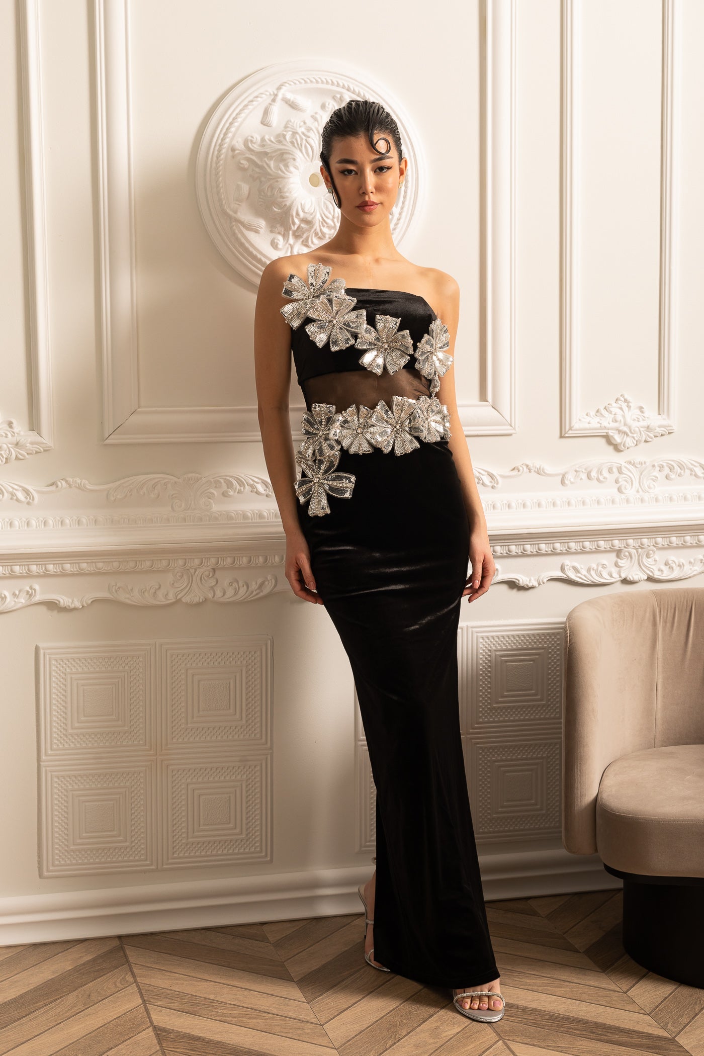 Vestido Elegante Com Acentos de Flores Prateadas e Saia Maxi - Preto