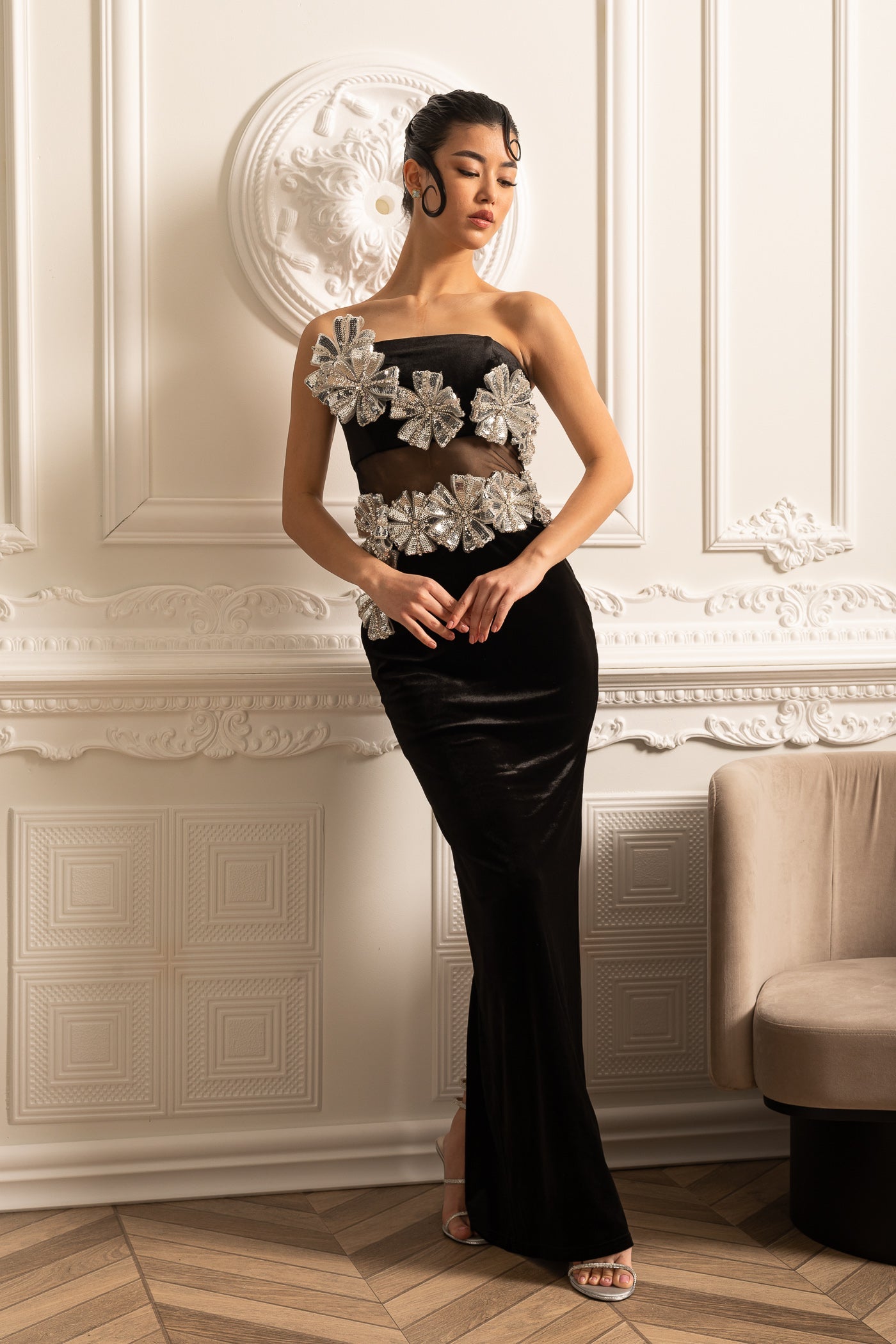 Vestido Elegante Com Acentos de Flores Prateadas e Saia Maxi - Preto
