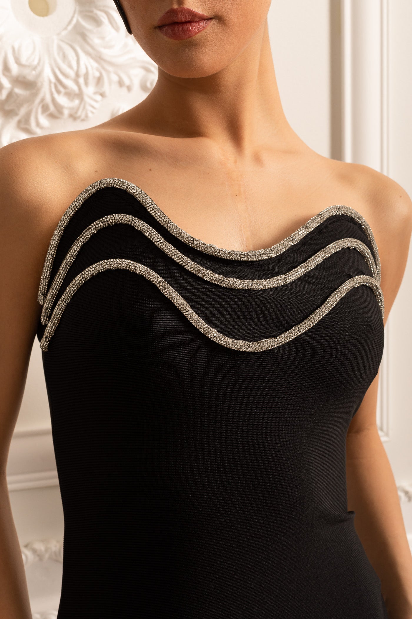 Vestido Justo Elegante Com Detalhe de Decote em Prata - Preto