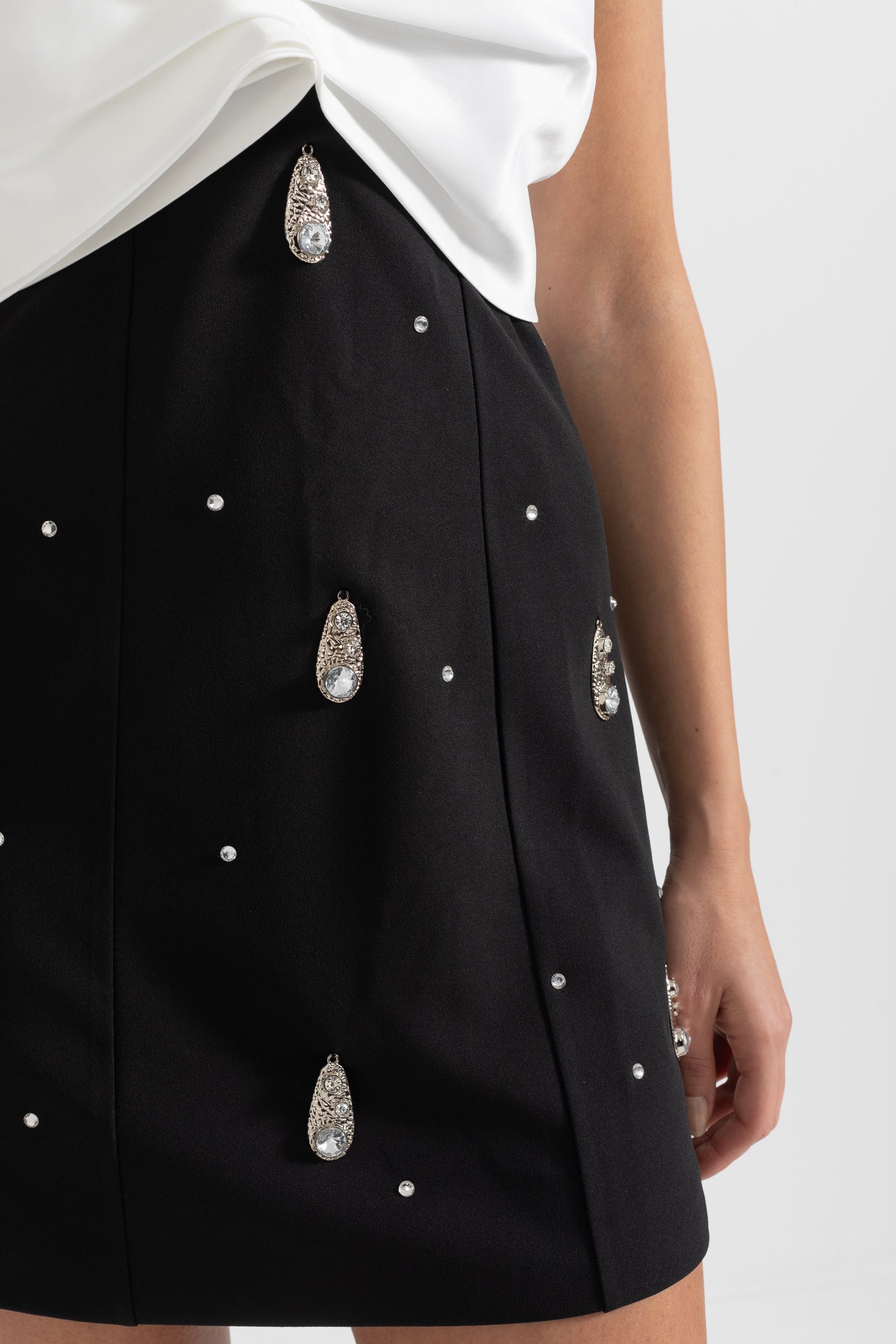 Vestido Mini Decorado Com Laço Branco no Decote - Preto