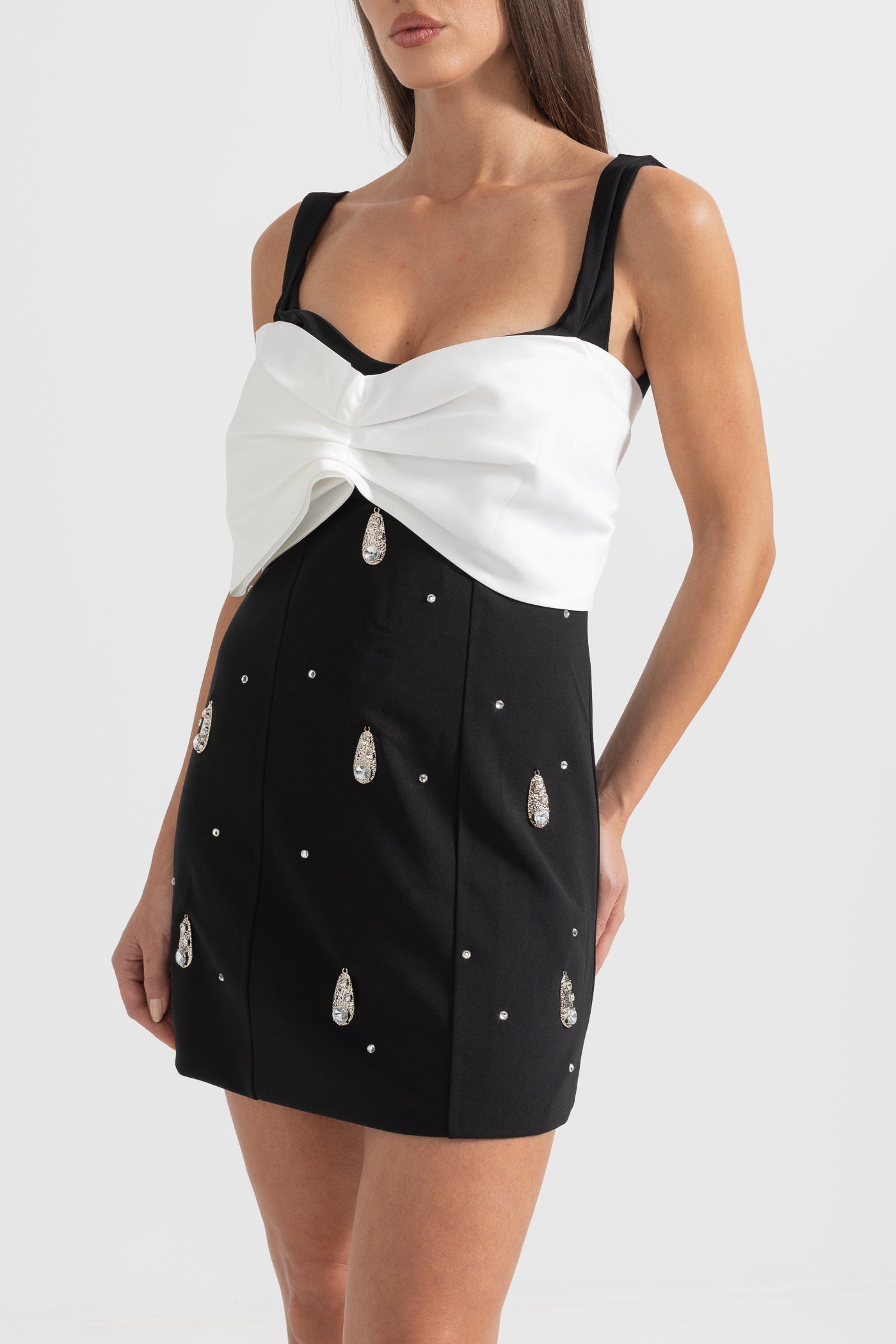Vestido Mini Decorado Com Laço Branco no Decote - Preto