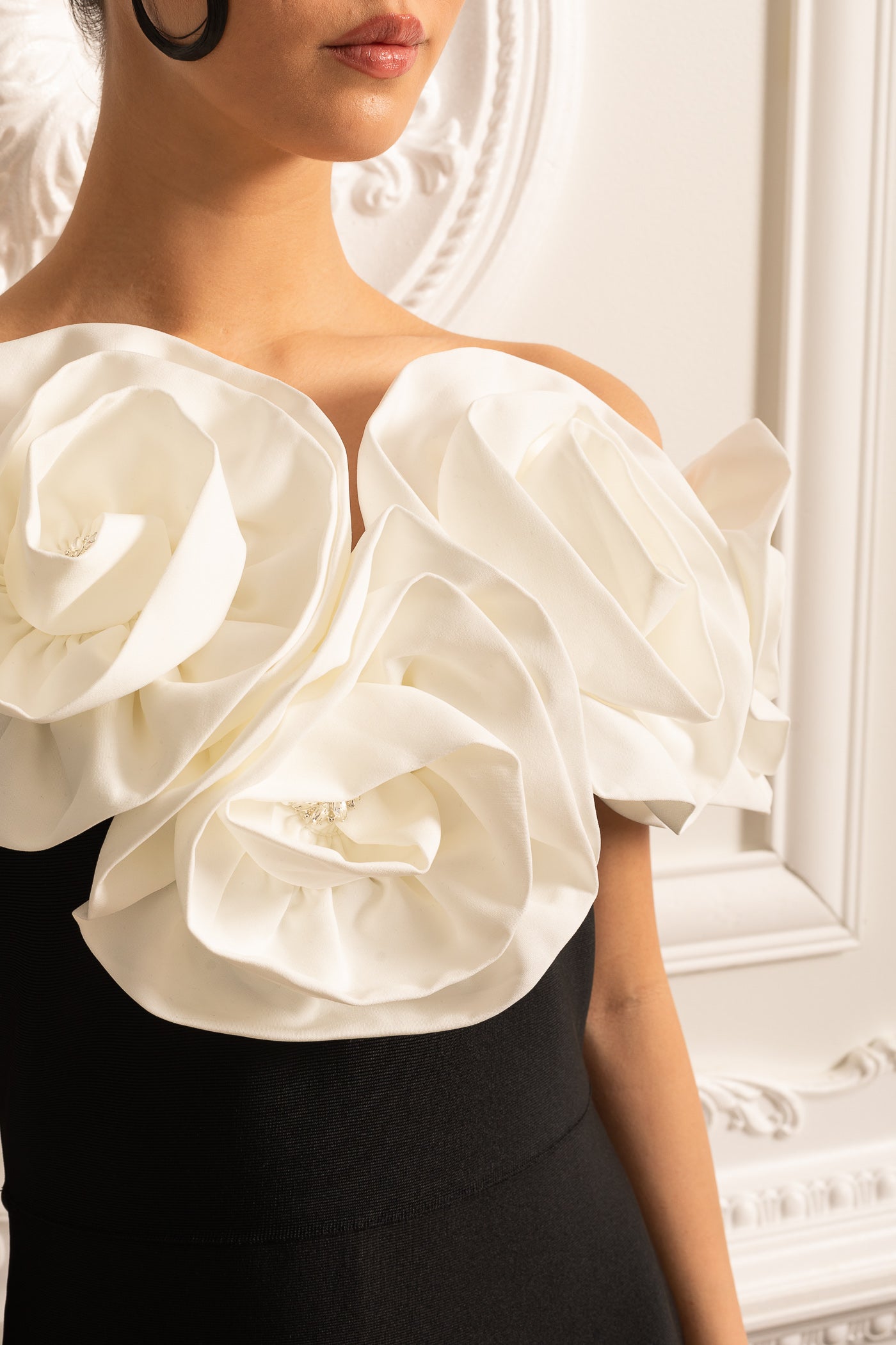 Vestido Justo com Grandes Aplicações Florais Brancas - Preto