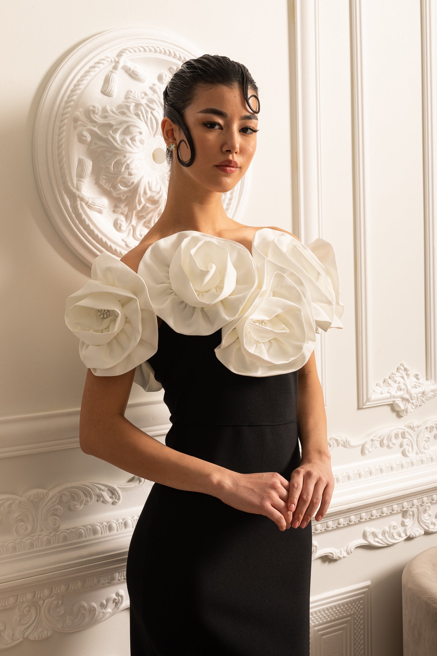 Vestido Justo com Grandes Aplicações Florais Brancas - Preto