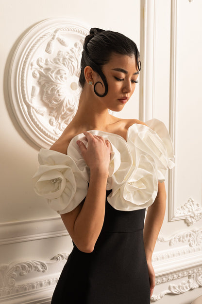 Vestido Justo com Grandes Aplicações Florais Brancas - Preto