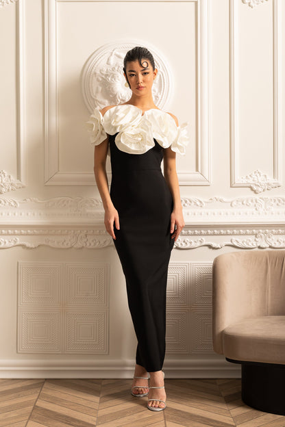 Vestido Justo com Grandes Aplicações Florais Brancas - Preto