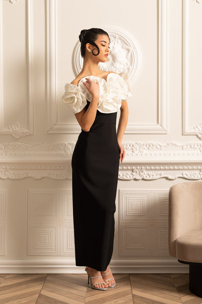 Vestido Justo com Grandes Aplicações Florais Brancas - Preto