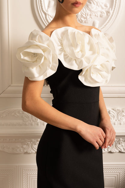 Vestido Justo com Grandes Aplicações Florais Brancas - Preto