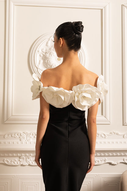 Vestido Justo com Grandes Aplicações Florais Brancas - Preto