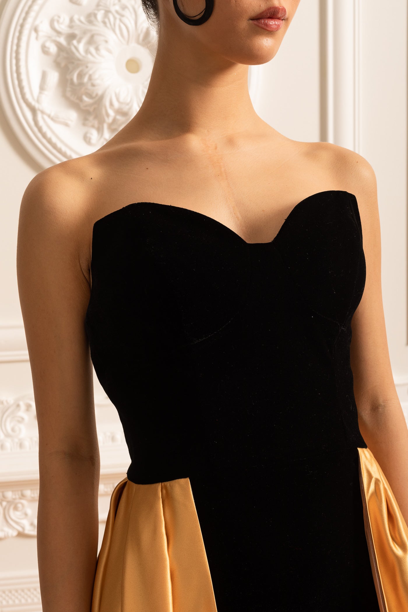Vestido de Veludo com Corpete Ajustado e Saia Fluida de Cetim Dourado - Preto