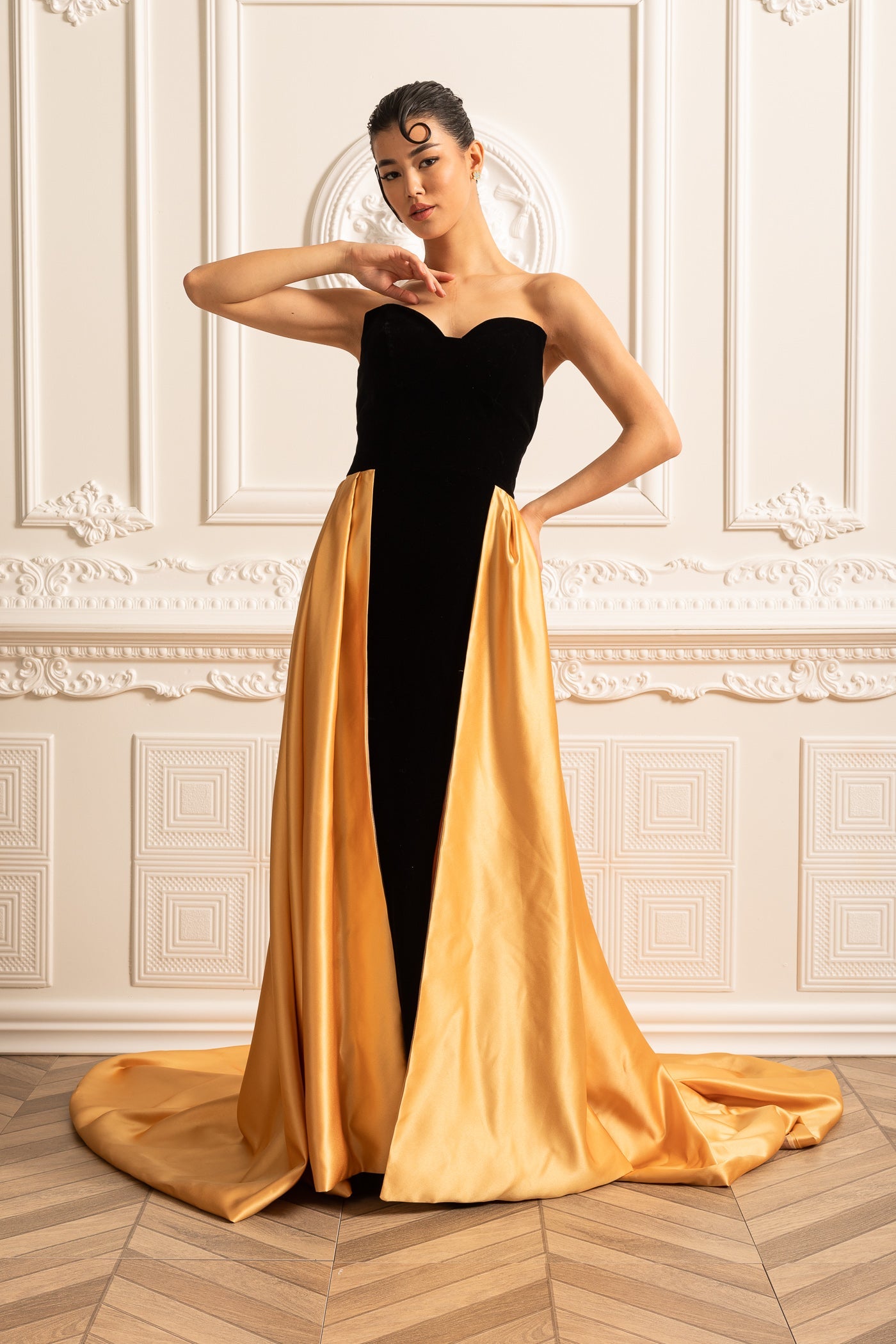 Vestido de Veludo com Corpete Ajustado e Saia Fluida de Cetim Dourado - Preto