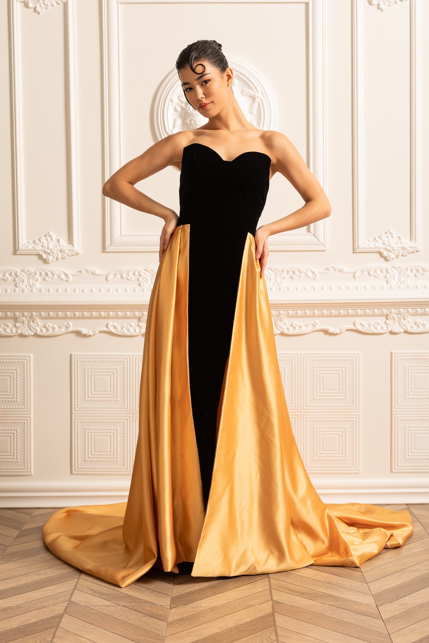 Vestido de Veludo com Corpete Ajustado e Saia Fluida de Cetim Dourado - Preto