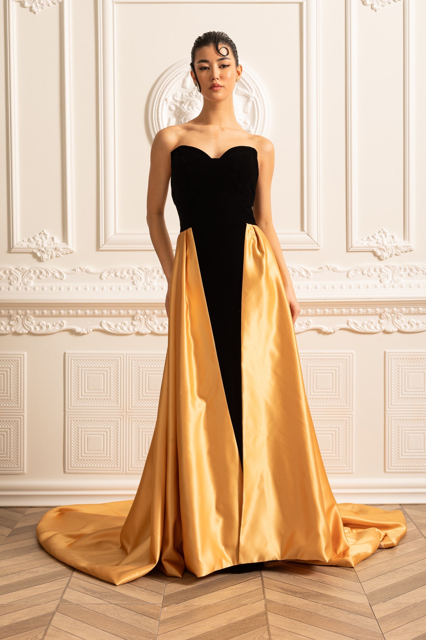 Vestido de Veludo com Corpete Ajustado e Saia Fluida de Cetim Dourado - Preto