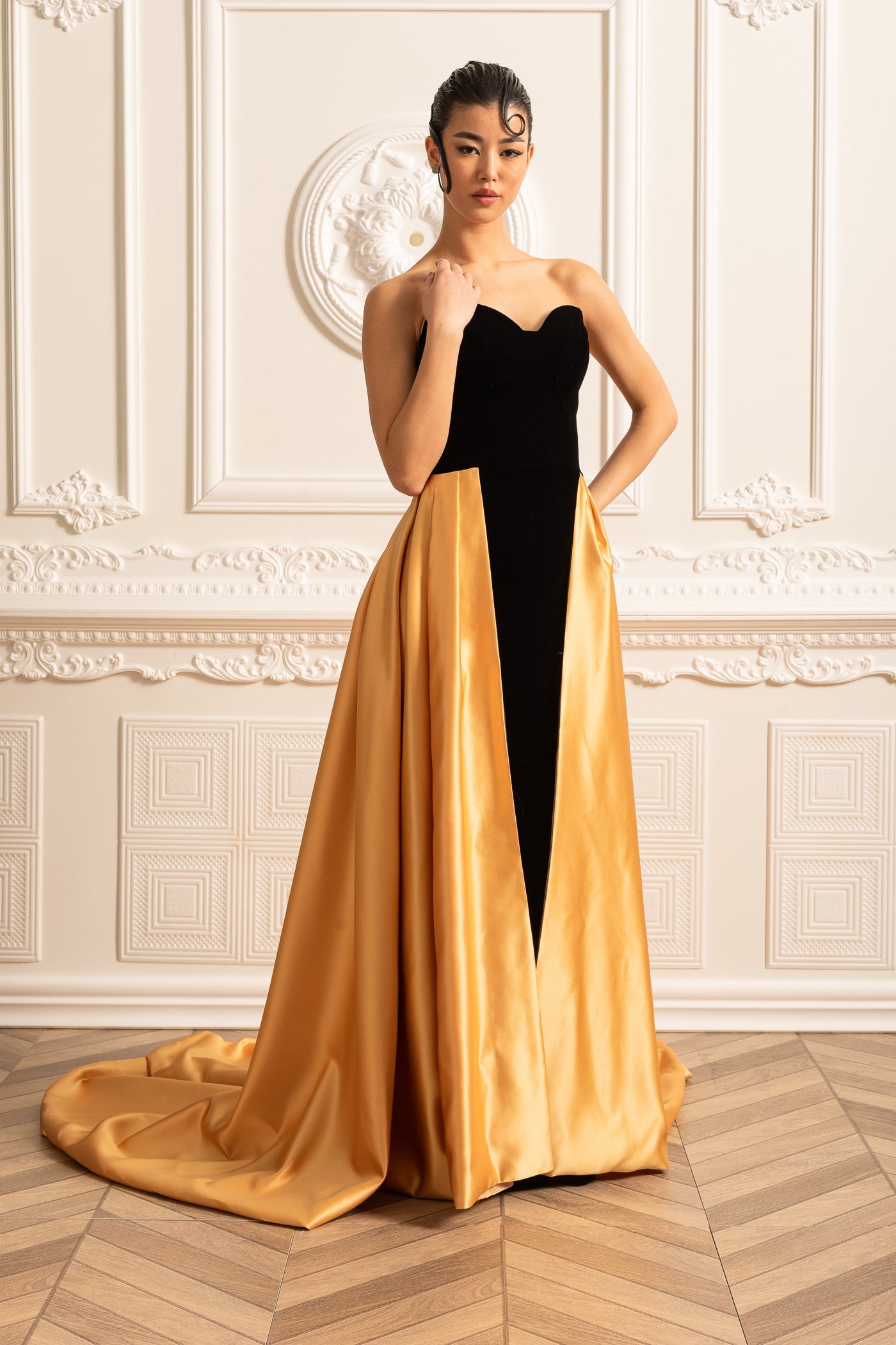 Vestido de Veludo com Corpete Ajustado e Saia Fluida de Cetim Dourado - Preto
