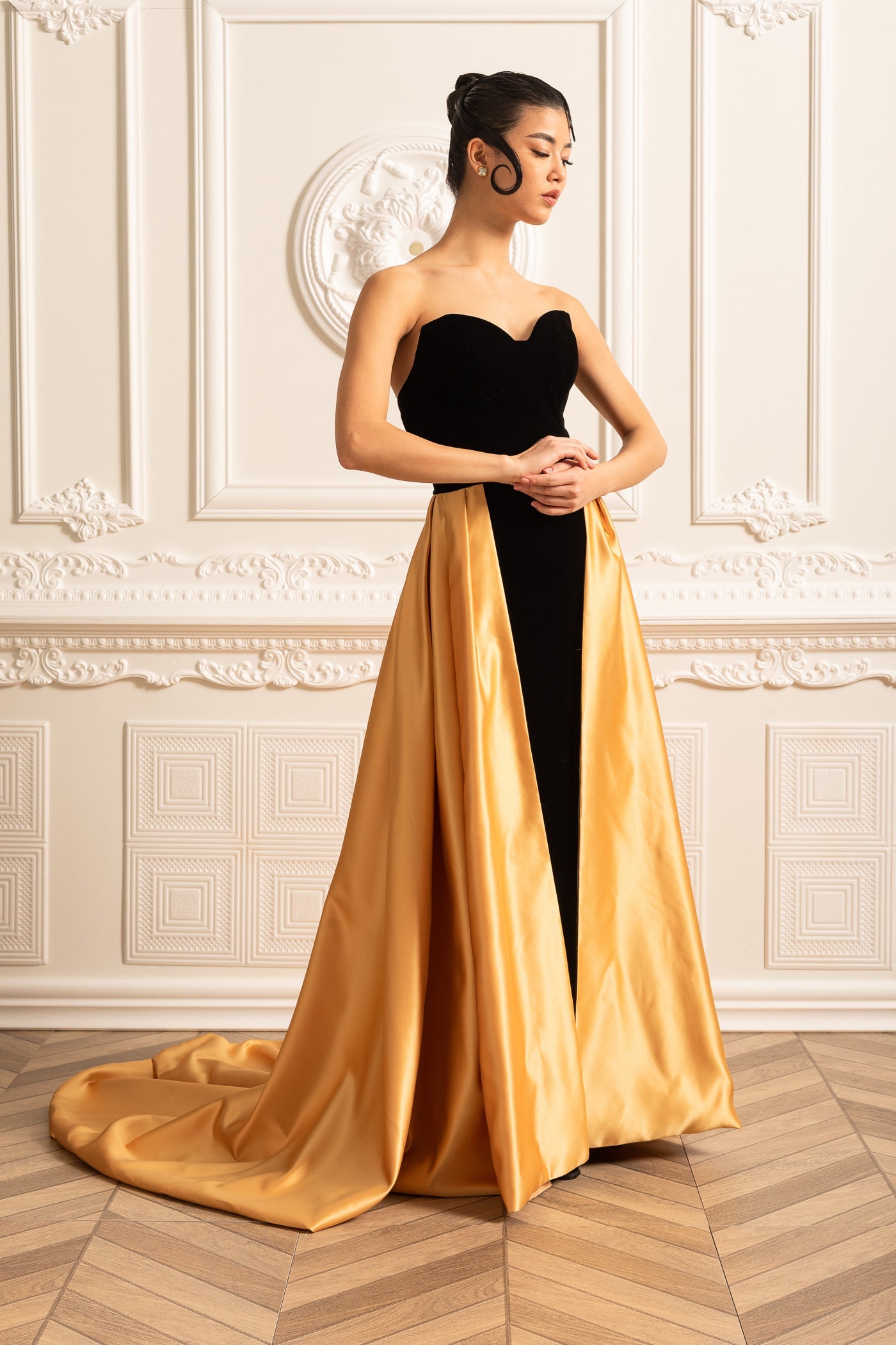 Vestido de Veludo com Corpete Ajustado e Saia Fluida de Cetim Dourado - Preto