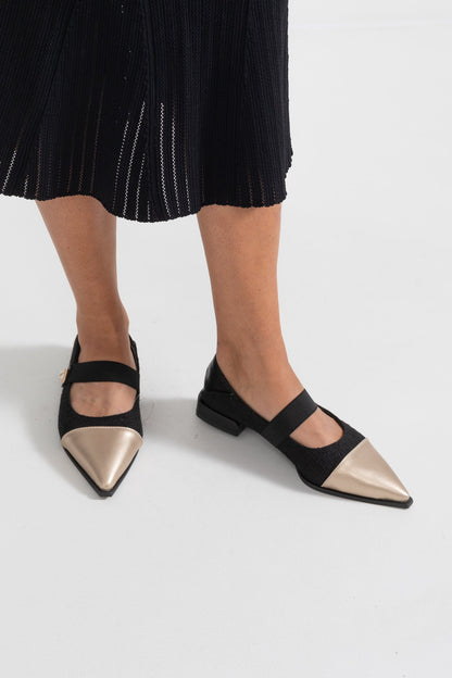 Sandalha de Bico Fino com Acento de Pérola - Preto