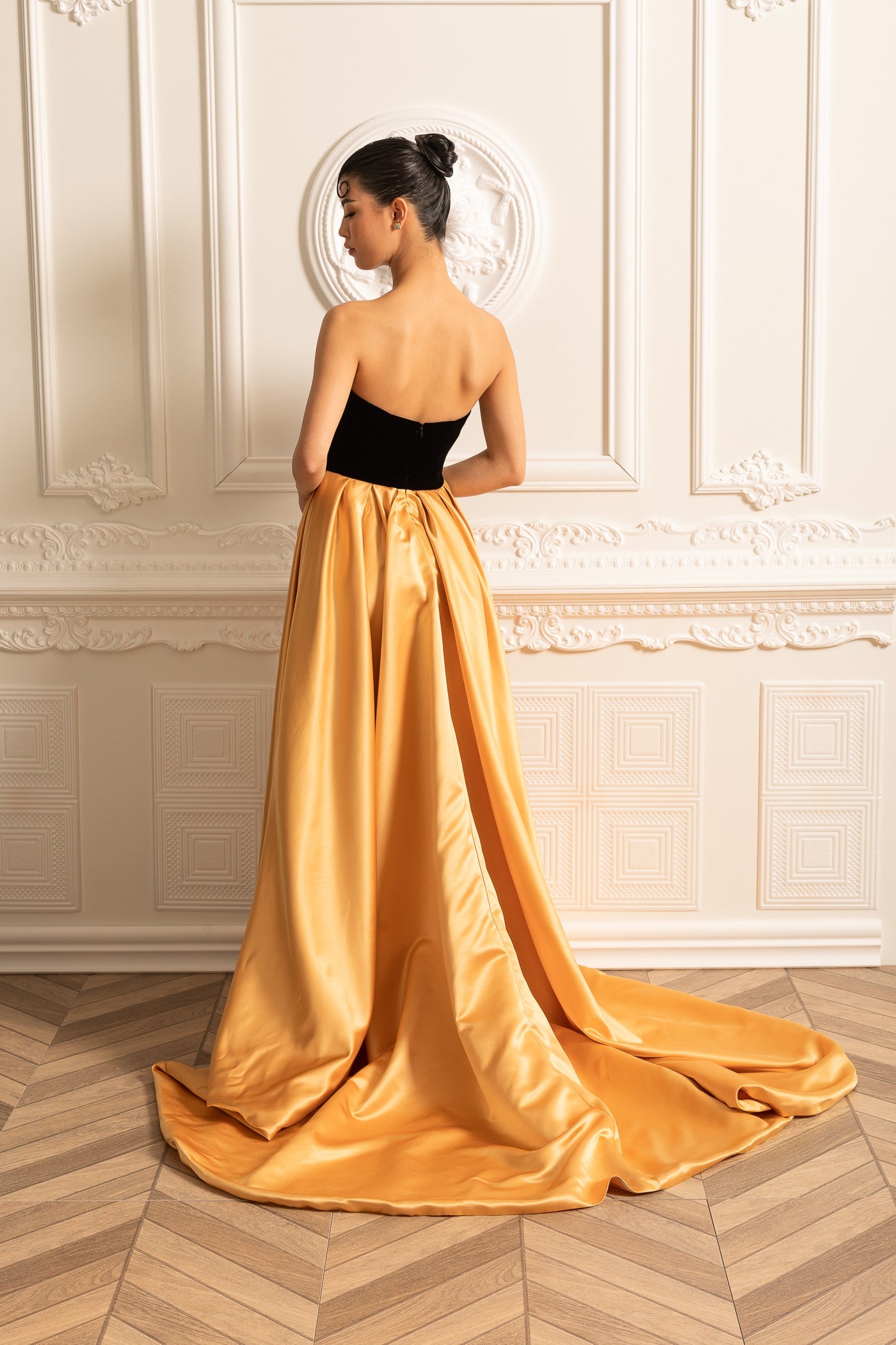 Vestido de Veludo com Corpete Ajustado e Saia Fluida de Cetim Dourado - Preto