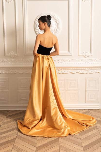 Vestido de Veludo com Corpete Ajustado e Saia Fluida de Cetim Dourado - Preto
