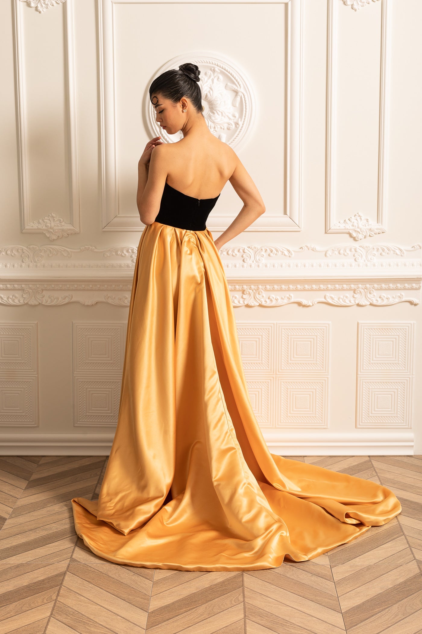 Vestido de Veludo com Corpete Ajustado e Saia Fluida de Cetim Dourado - Preto