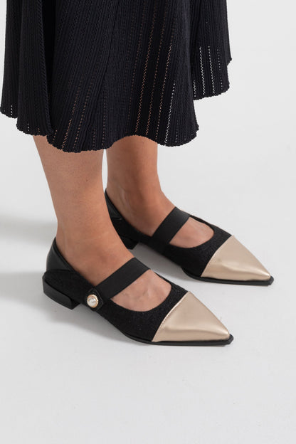 Sandalha de Bico Fino com Acento de Pérola - Preto