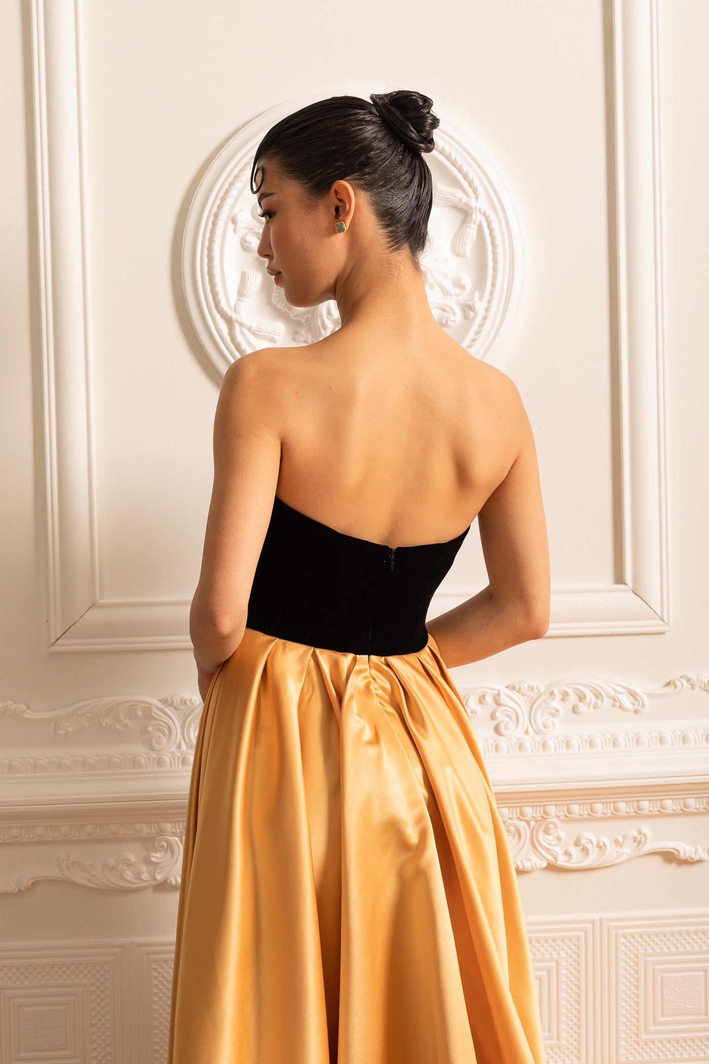 Vestido de Veludo com Corpete Ajustado e Saia Fluida de Cetim Dourado - Preto