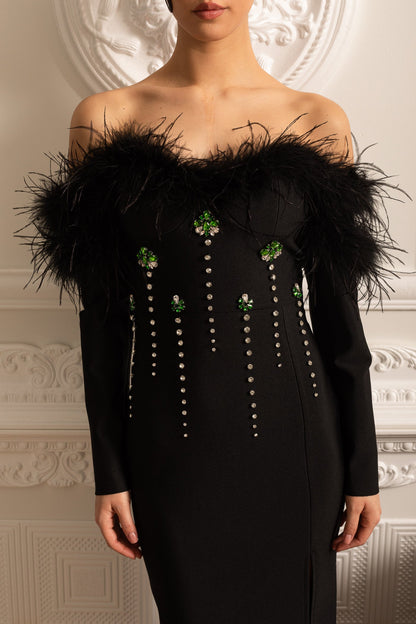 Vestido Adornado com Penas e Brilhos com Fenda Lateral Alta - Preto