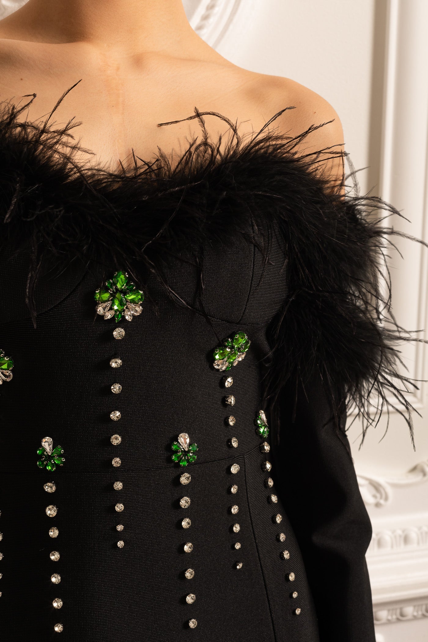 Vestido Adornado com Penas e Brilhos com Fenda Lateral Alta - Preto