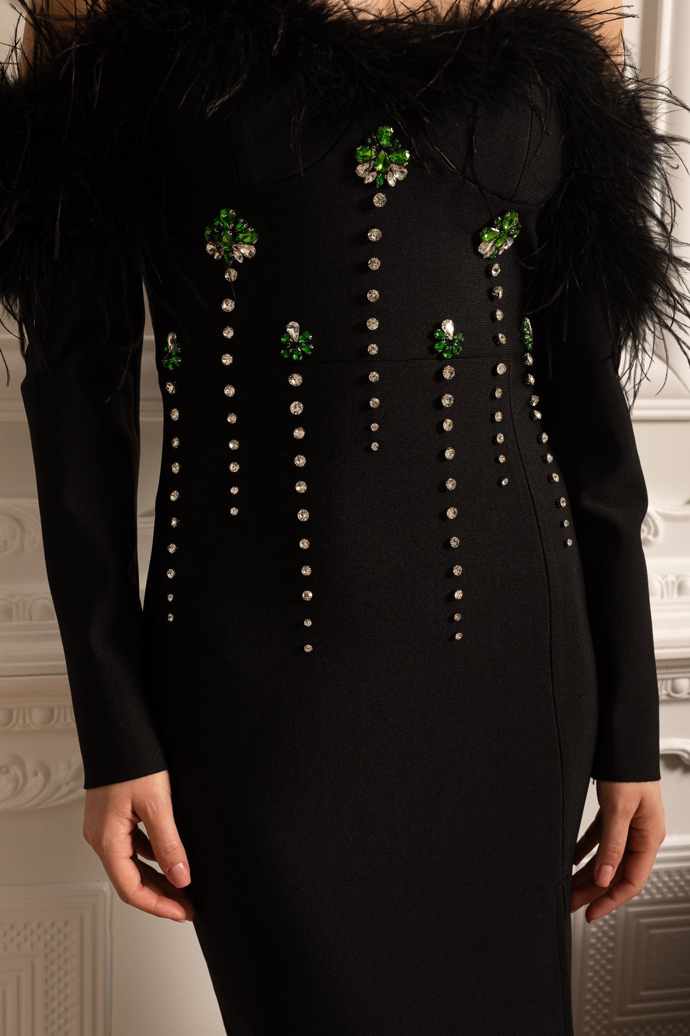 Vestido Adornado com Penas e Brilhos com Fenda Lateral Alta - Preto