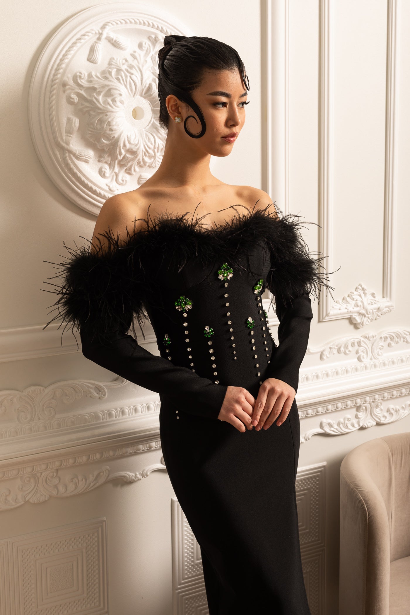 Vestido Adornado com Penas e Brilhos com Fenda Lateral Alta - Preto