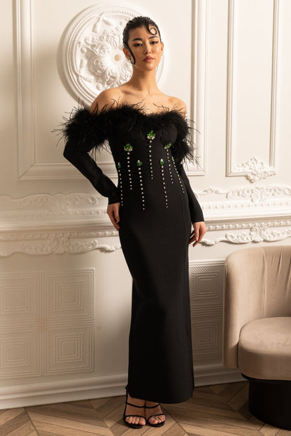 Vestido Adornado com Penas e Brilhos com Fenda Lateral Alta - Preto