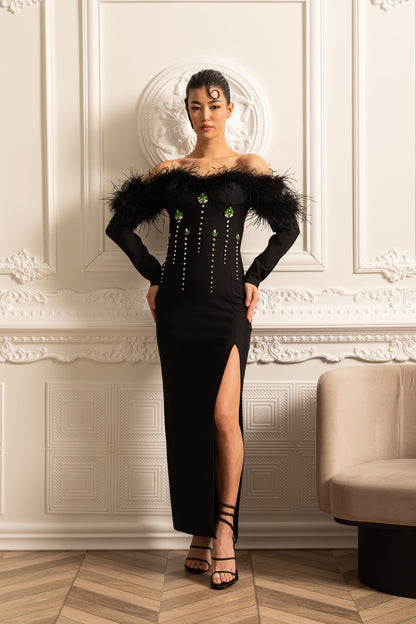 Vestido Adornado com Penas e Brilhos com Fenda Lateral Alta - Preto