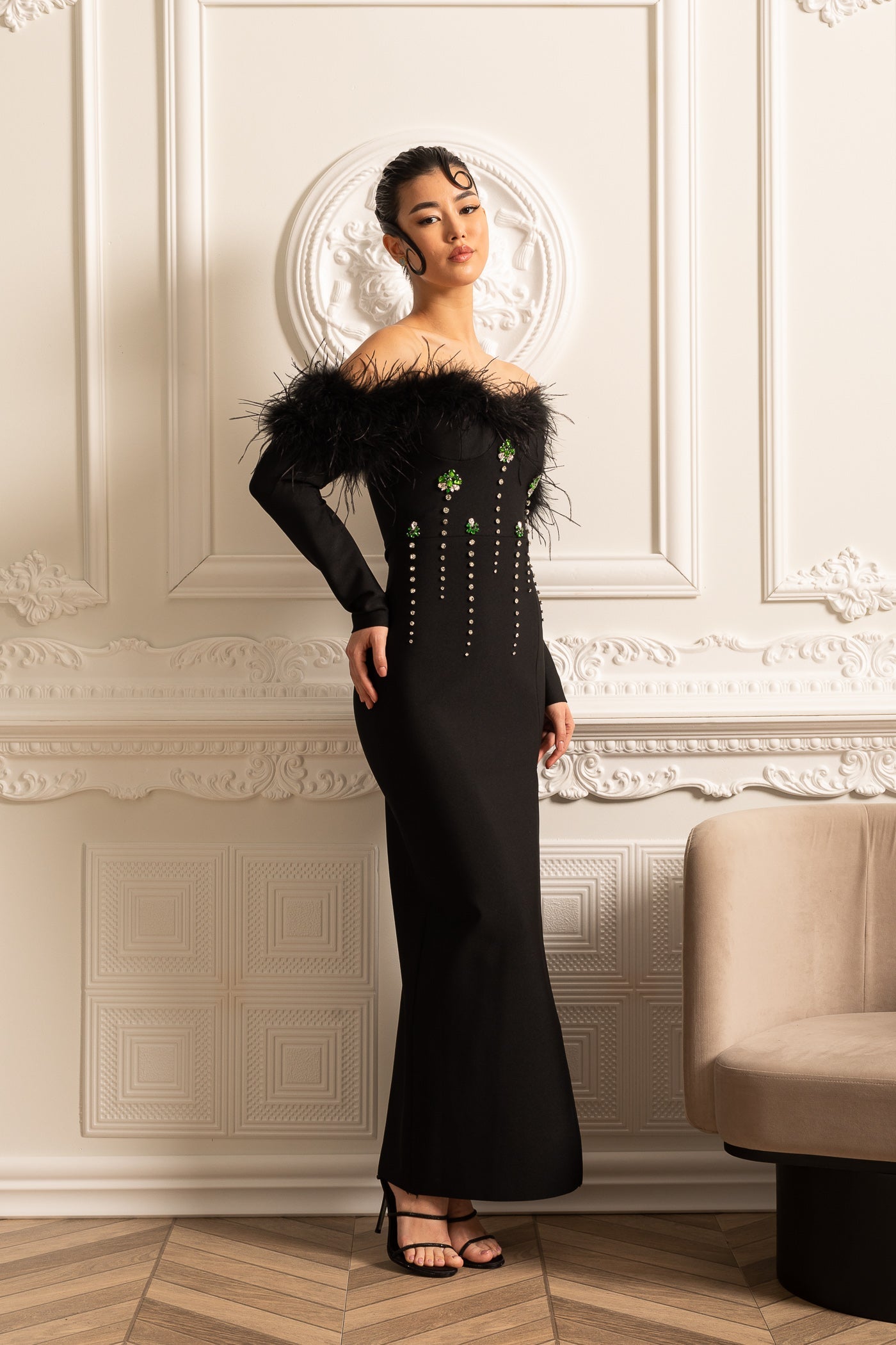 Vestido Adornado com Penas e Brilhos com Fenda Lateral Alta - Preto