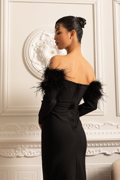 Vestido Adornado com Penas e Brilhos com Fenda Lateral Alta - Preto