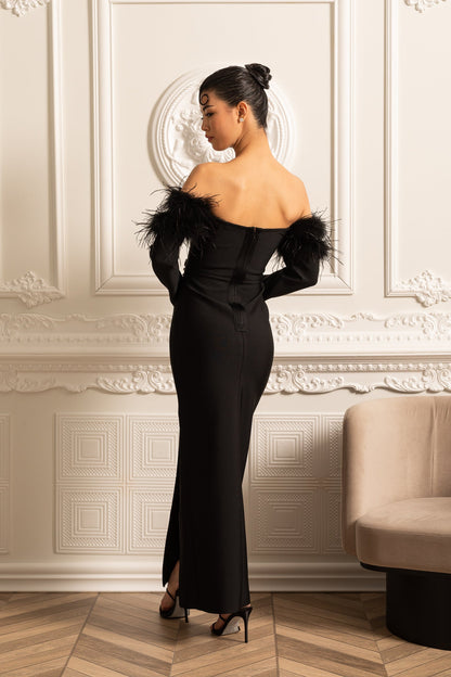 Vestido Adornado com Penas e Brilhos com Fenda Lateral Alta - Preto