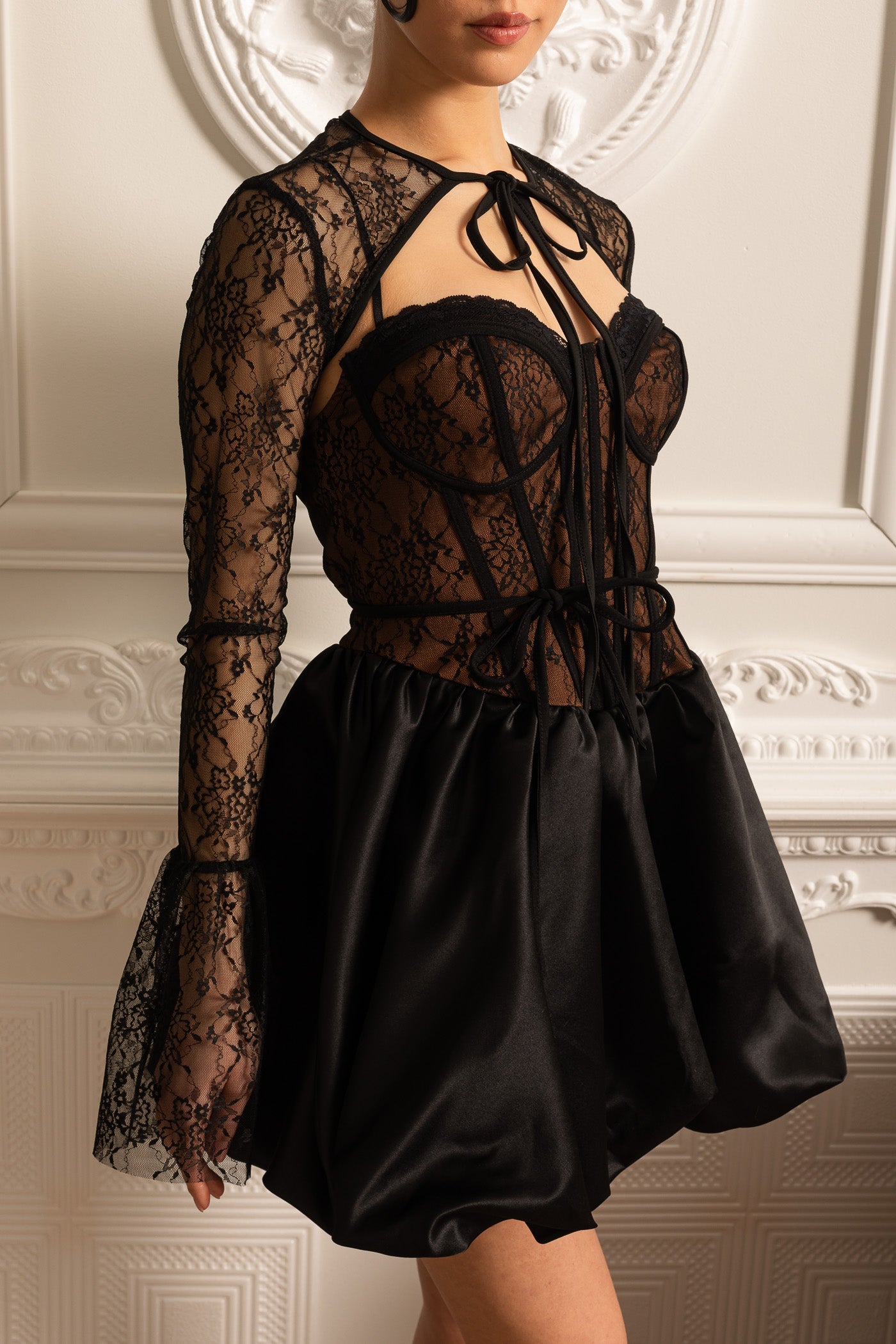 Vestido Mini de Corset em Renda com Decote de Laço - Preto