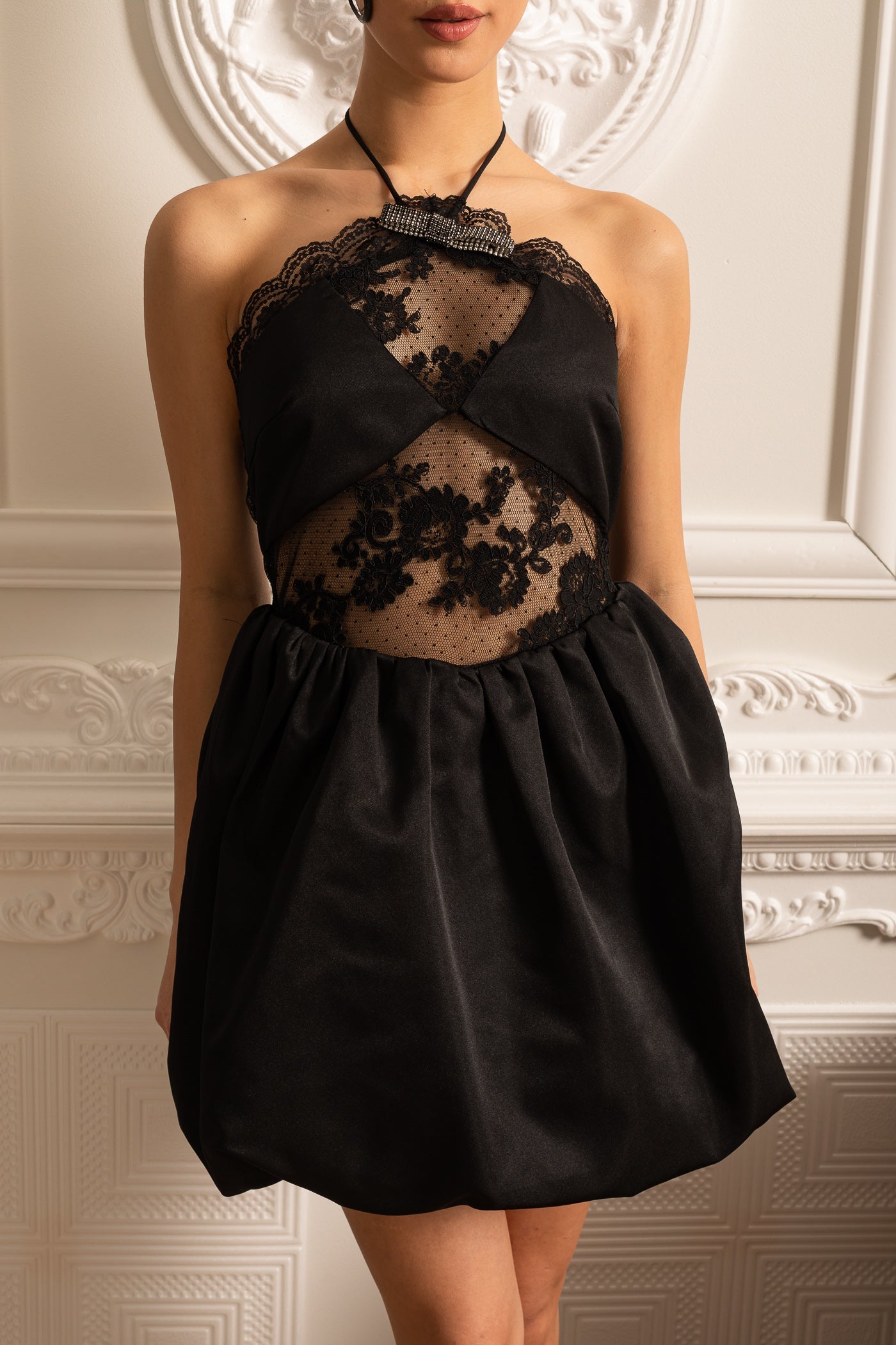 Vestido Mini Com Saia Volante E Padrões De Renda Floral Transparente - Preto