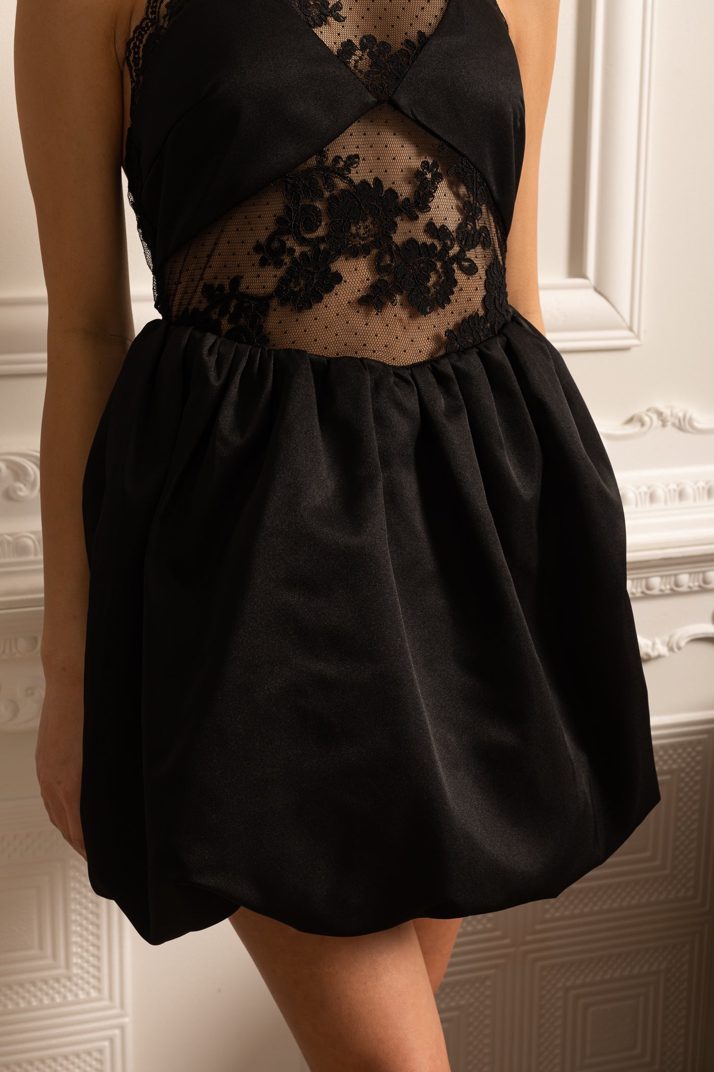 Vestido Mini Com Saia Volante E Padrões De Renda Floral Transparente - Preto