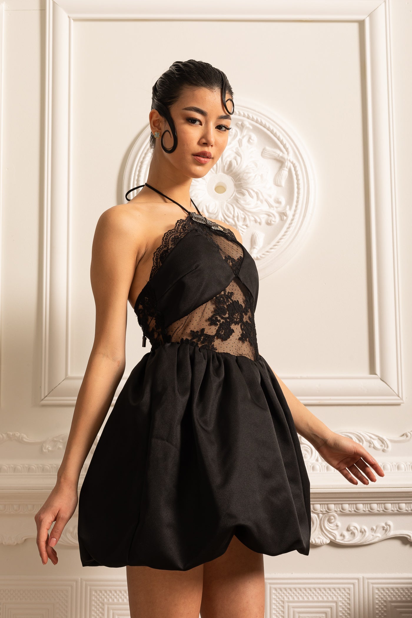 Vestido Mini Com Saia Volante E Padrões De Renda Floral Transparente - Preto