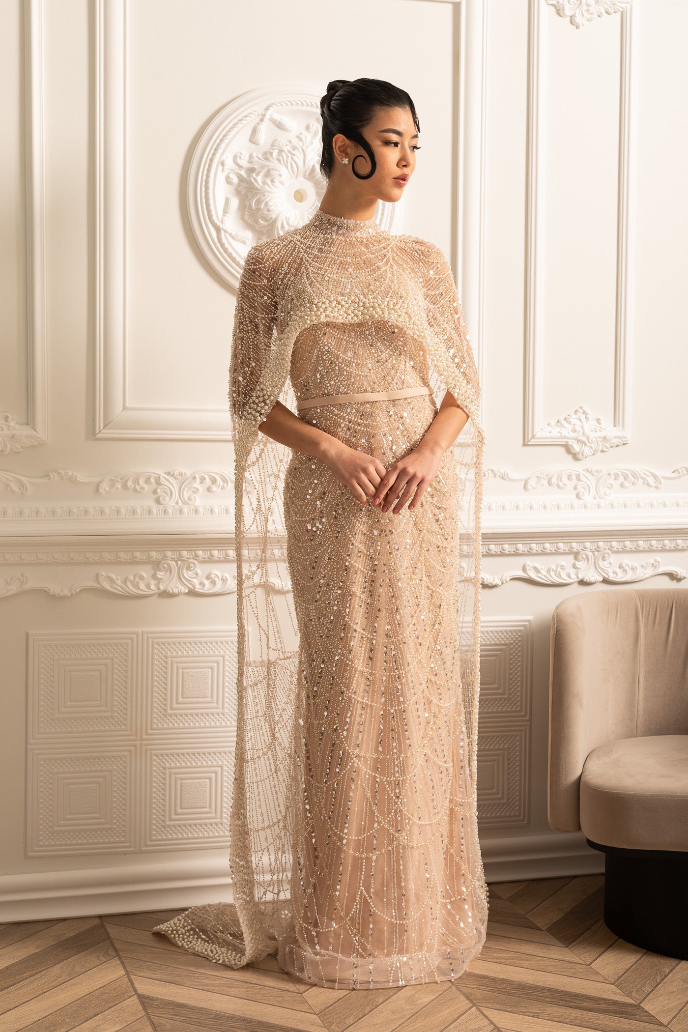 Vestido Glamouroso com Contas e Véu Destacável - Bege