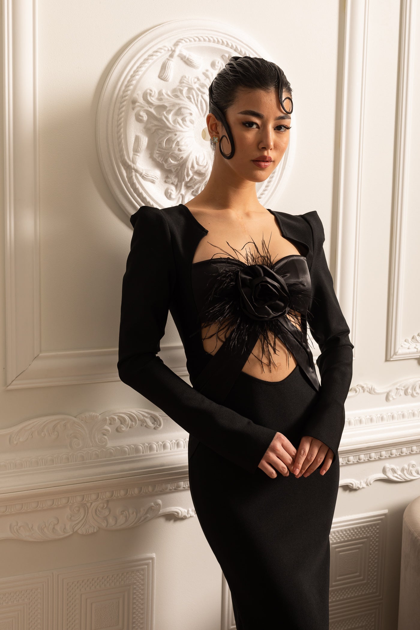 Vestido Elegante de Manga Longa com Ombros Estruturados e Corte Frontal - Preto