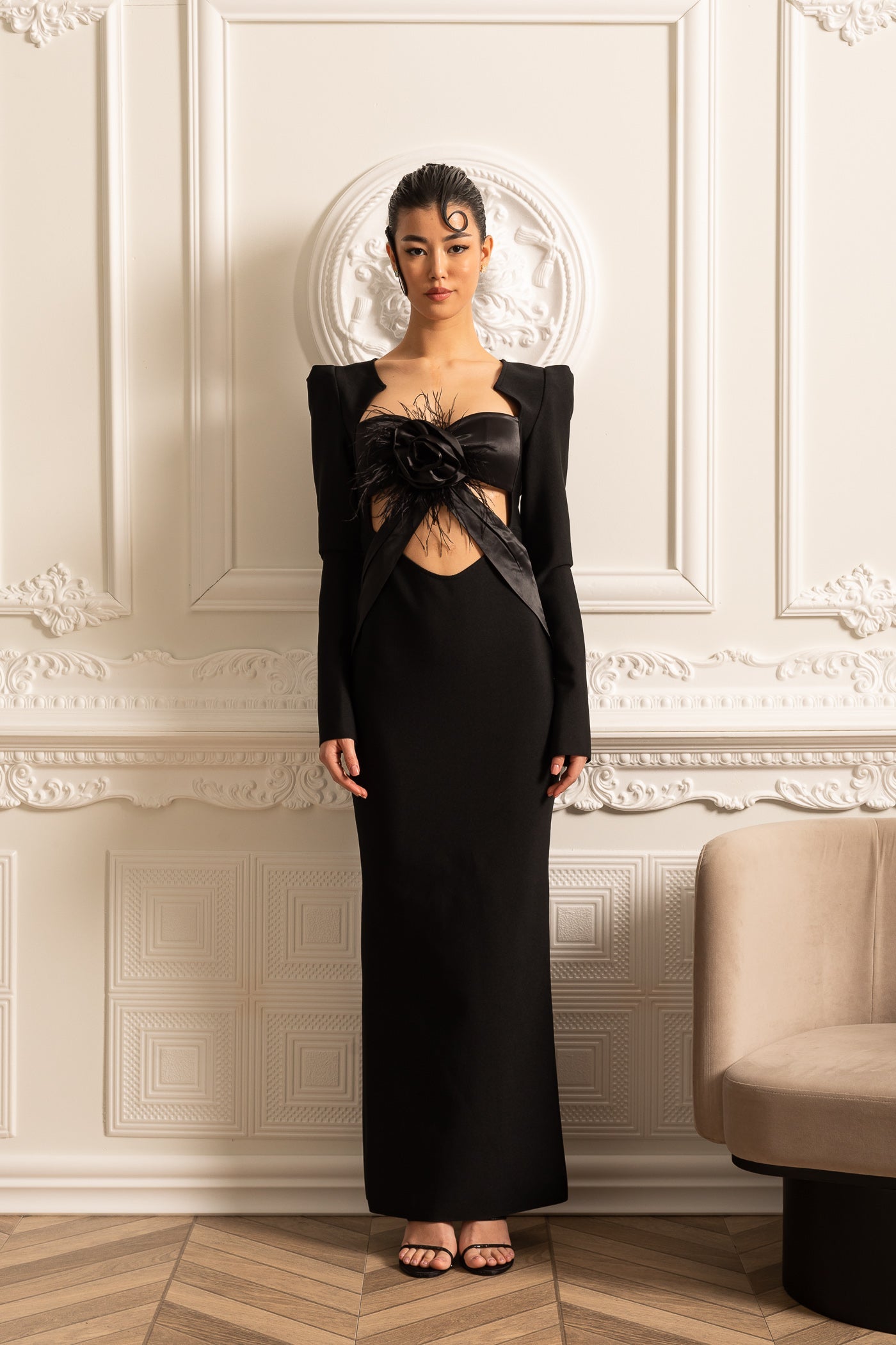 Vestido Elegante de Manga Longa com Ombros Estruturados e Corte Frontal - Preto