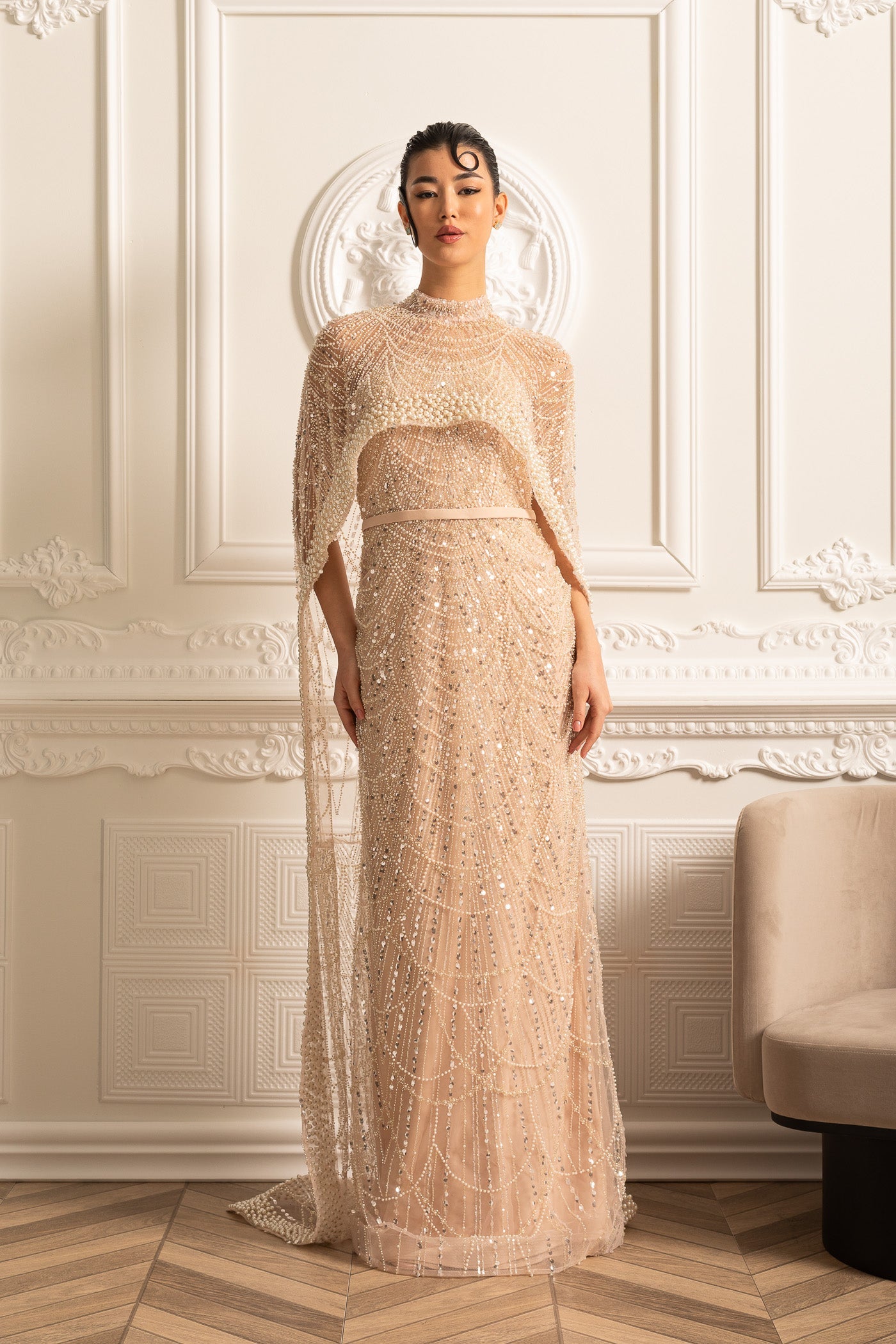 Vestido Glamouroso com Contas e Véu Destacável - Bege