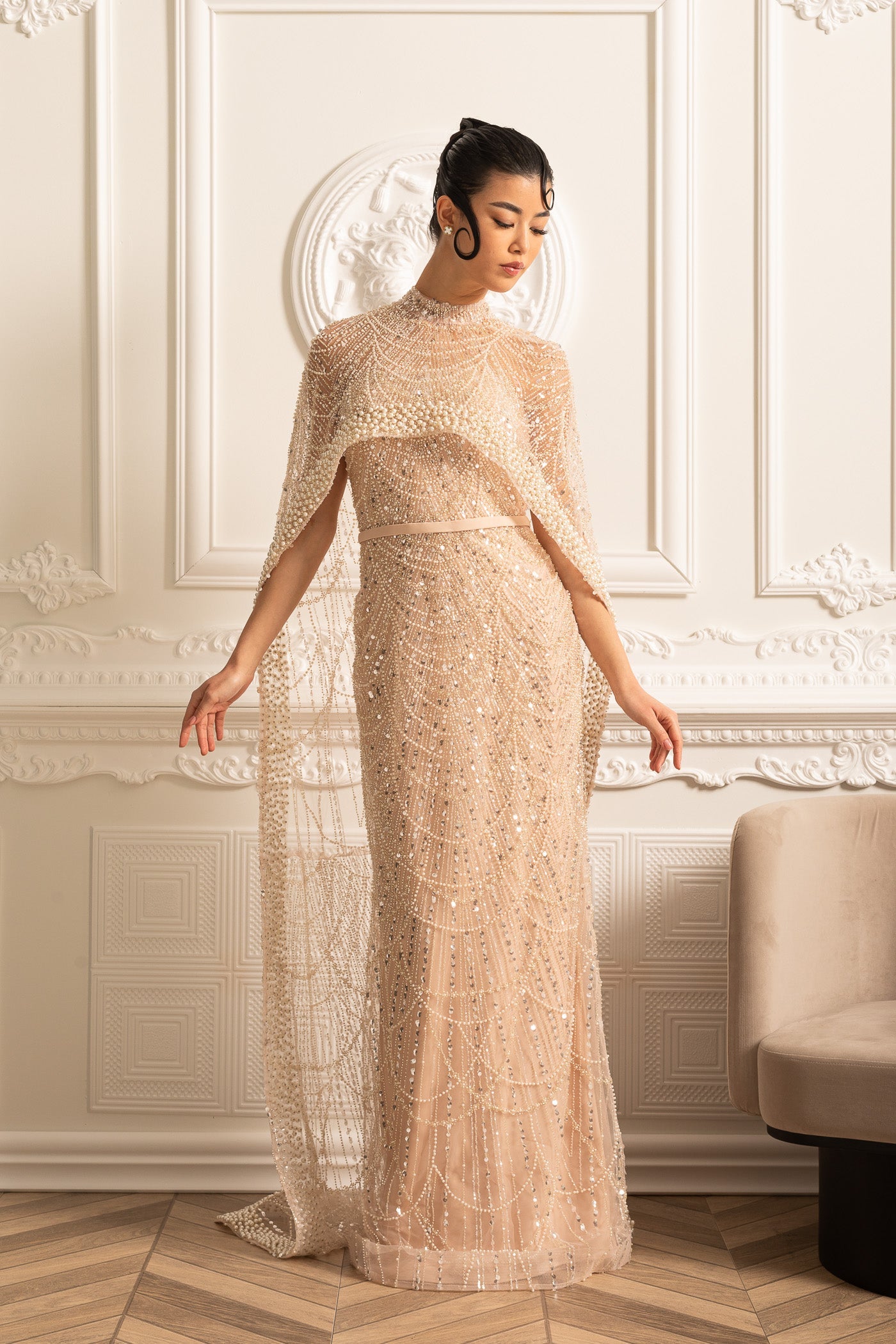 Vestido Glamouroso com Contas e Véu Destacável - Bege
