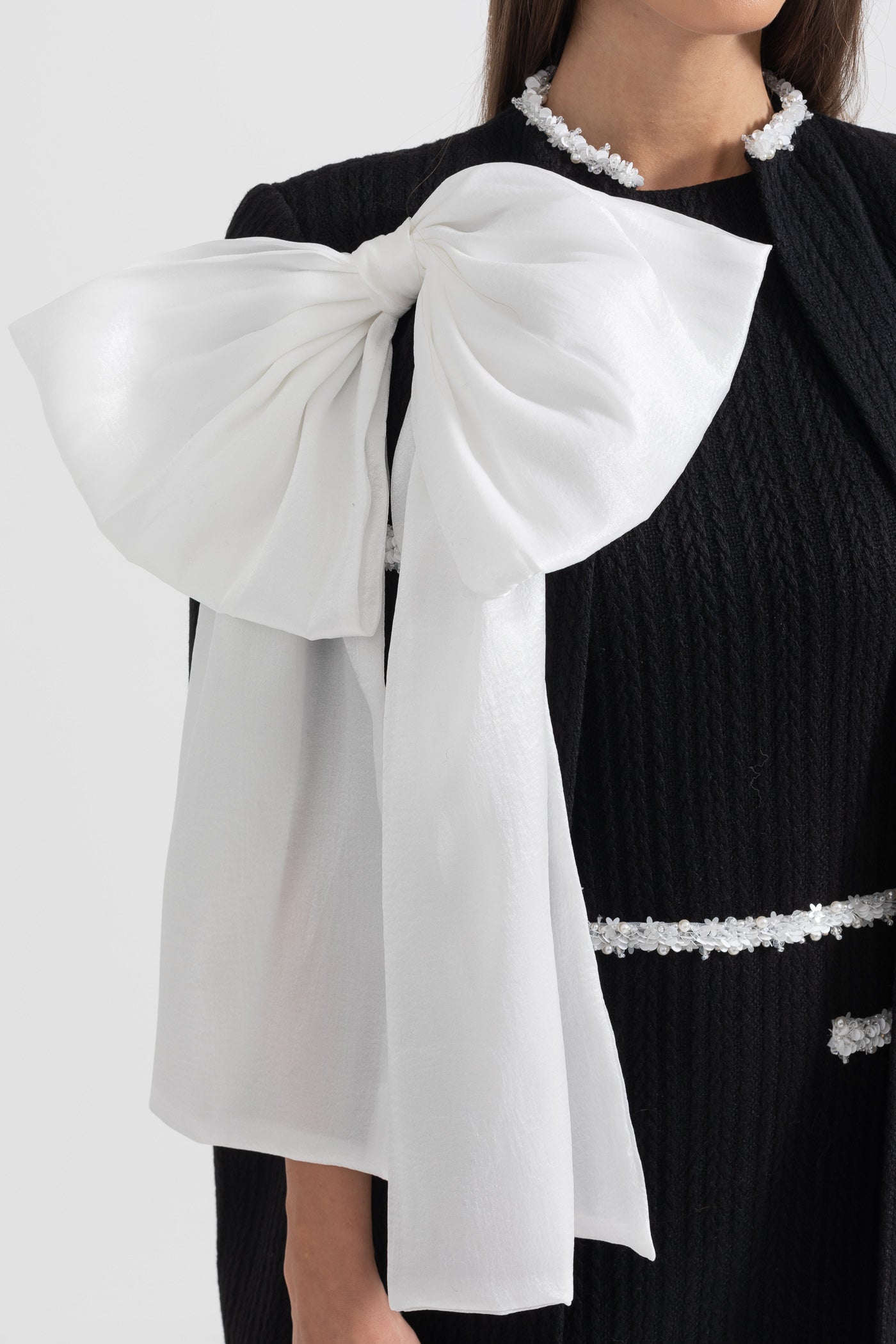 Sobretudo Texturizado Elegante com Detalhe de Laço Branco - Preto