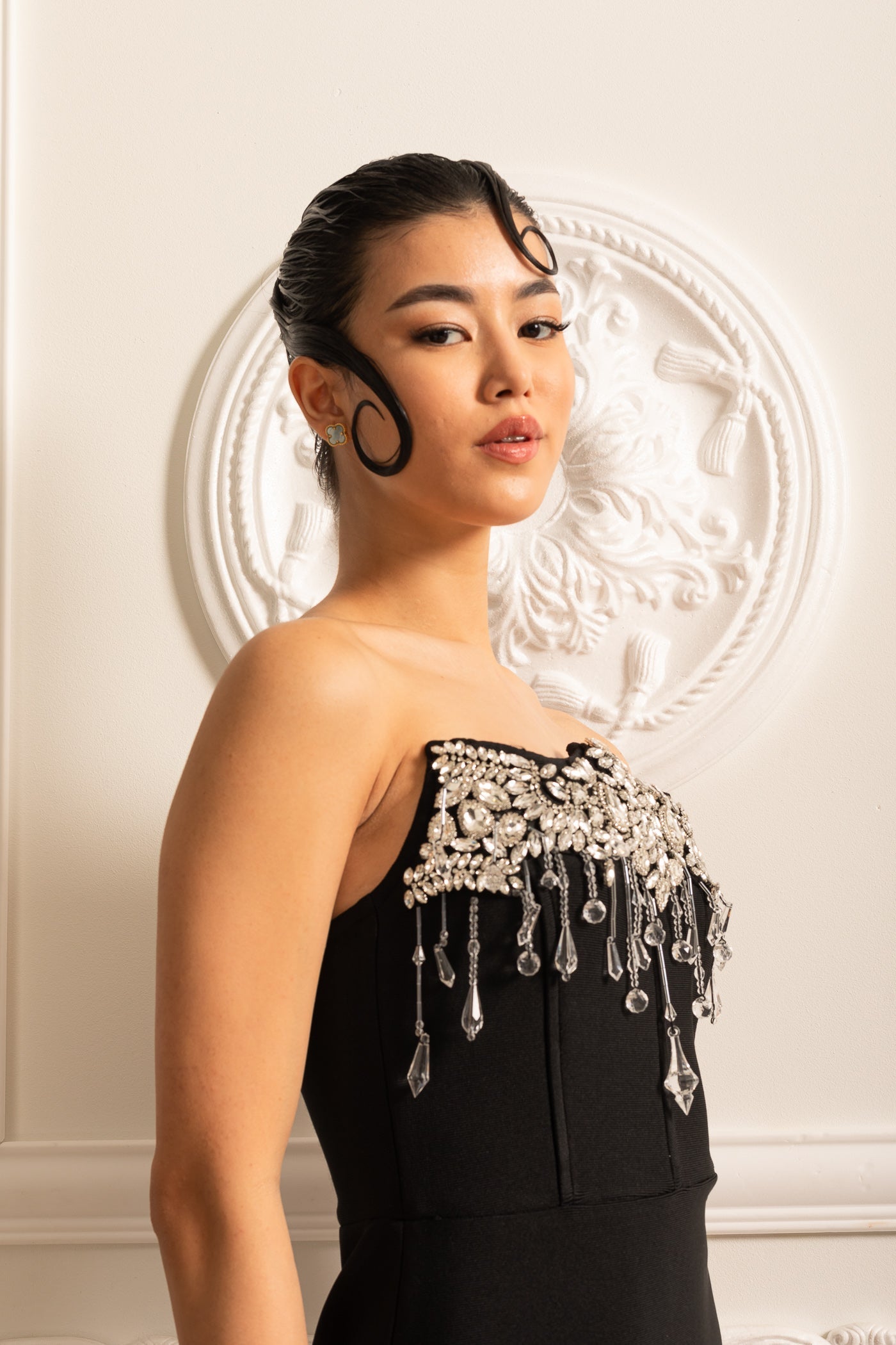 Vestido Elegante Justo com Brilhos Prateados - Preto