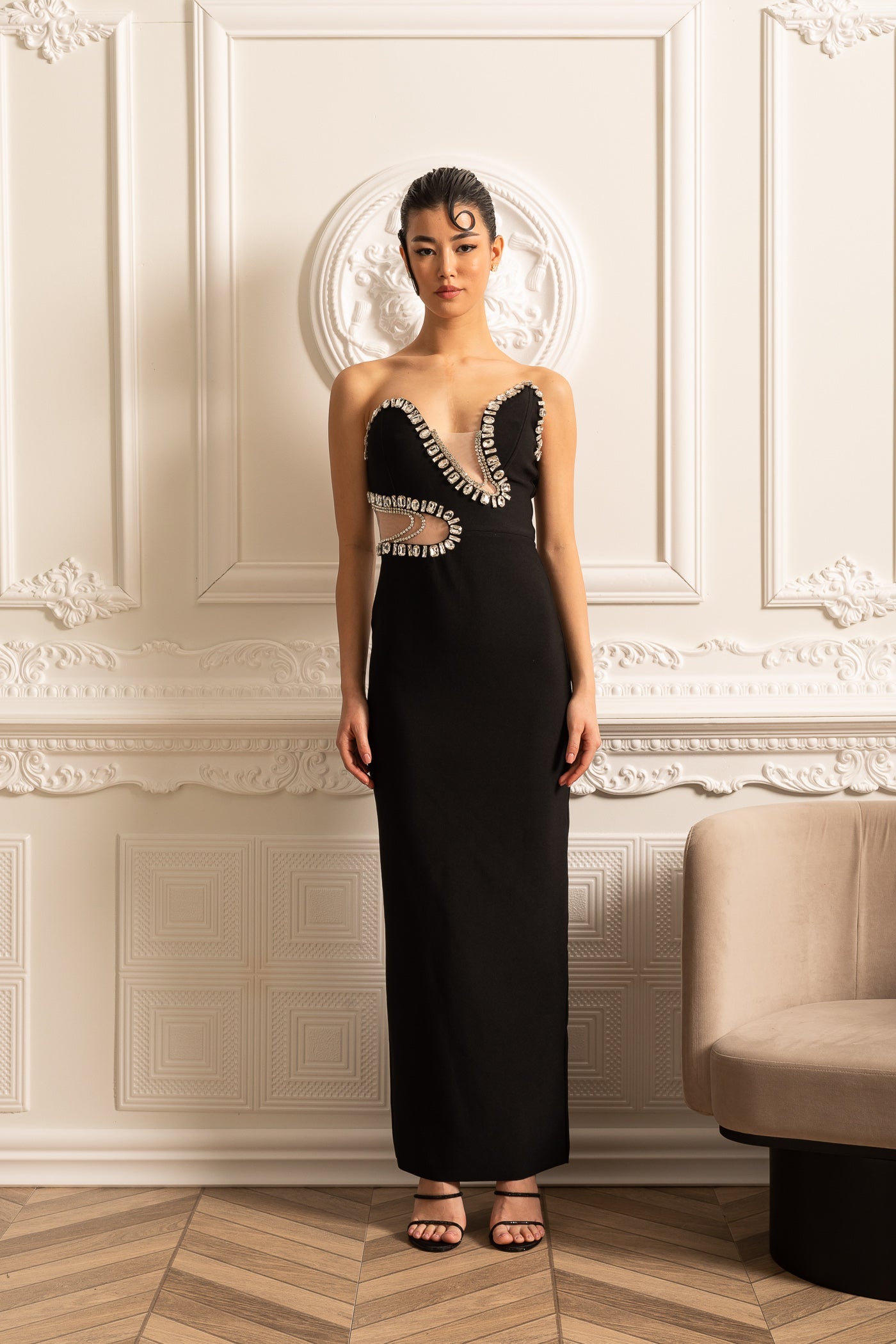 Vestido Elegante Justo com Recortes Frontais e Apliques Brilhantes - Preto