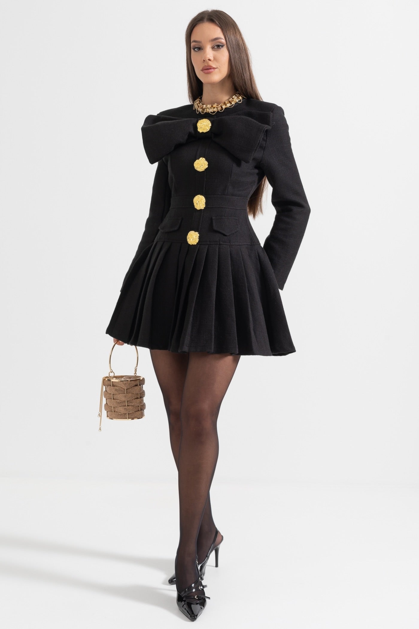 Vestido Botonado Com Grandes Botões Decorativos Dourados E Laço No Decote - Preto