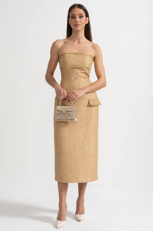 Vestido Texturizado Sem Alças Com Apliques Decorativos de Lantejoulas e Laços Brilhantes - Dourado