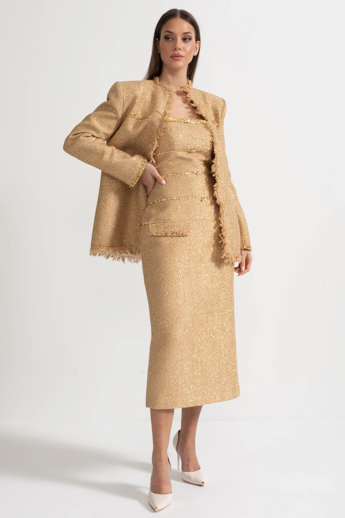 Casaco de Tweed Texturizado com Intricadas Aplicações de Lantejoulas e Acentos de Franjas - Dourado