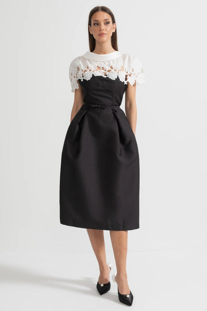 Vestido Midi Elegante com Detalhe de Capa de Renda Floral Contrastante - Preto